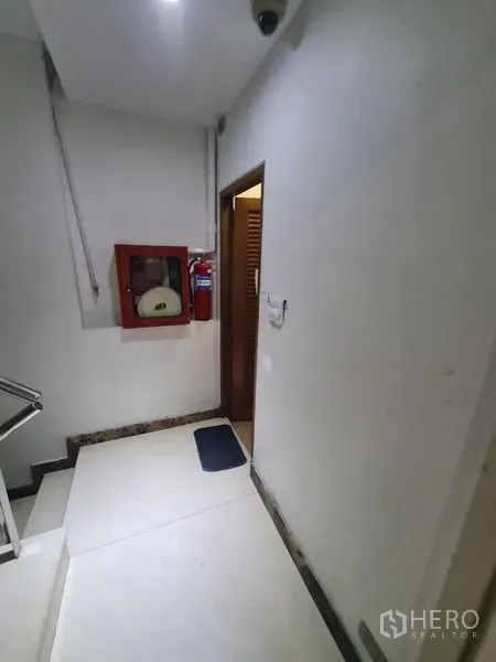Office Space for rent in Bang Rak, Bangkok - Hallway with fire hose cabinet, extinguisher and CCTV outside the office.