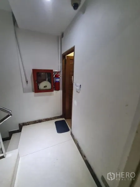 Office Space for rent in Bang Rak, Bangkok - Hallway with fire hose cabinet, extinguisher and CCTV outside the office.