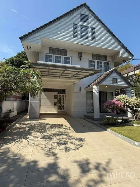 Detached House for rent in Bang Kapi, Bangkok - Front facade of a detached house with carport, driveway and balcony.