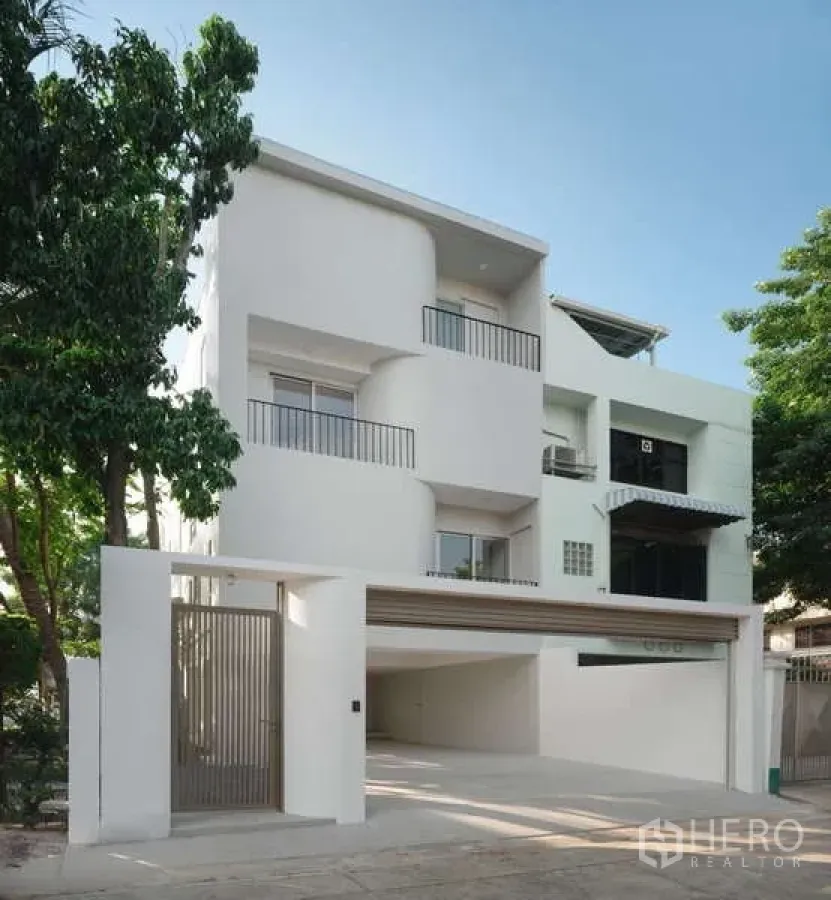 Home Office for sale in Chatuchak, Bangkok - Modern three‑storey white facade with gated parking and balconies in Chatuchak.