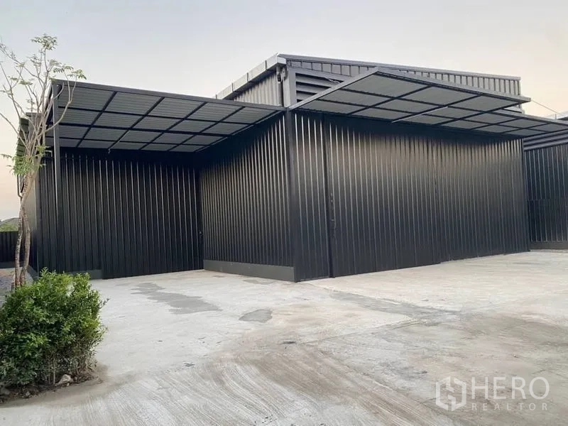 Warehouse for rent in Wang Thonglang, Bangkok - Corner of the warehouse with covered apron, landscaped shrubs and wide turning space.