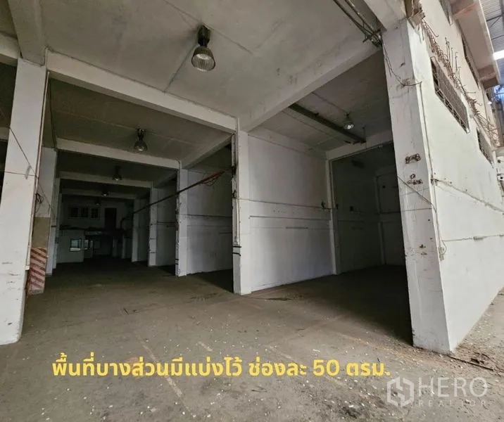 Factory for rent in Bang Kho Laem, Bangkok - Three large loading bays partitioned into equal sections.