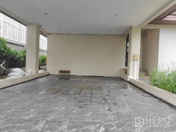Detached House for rent in Huai Khwang, Bangkok - Covered parking area for two cars with tiled floor