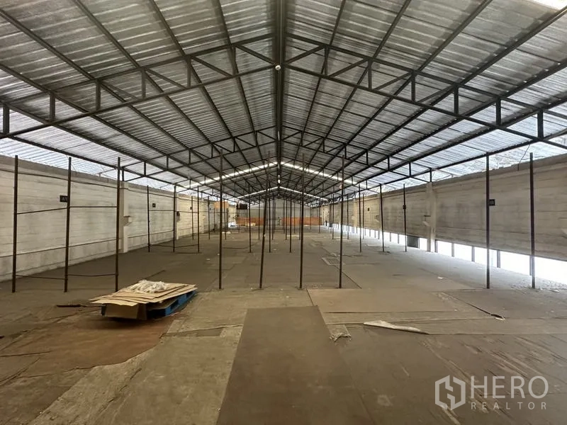 工厂 出售在Khlong Luang, Pathum Thani - 夹层储物区，金属屋顶下配支撑立柱。
