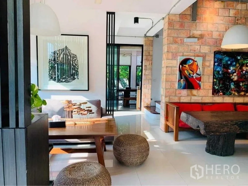 สำนักงานที่บ้าน ขายในWang Thonglang, Bangkok - มุมนั่งเล่นสไตล์โมเดิร์น ผนังก่ออิฐโชว์แนว งานศิลป์ และชุดโต๊ะม้านั่งไม้กับสตูลหวาย