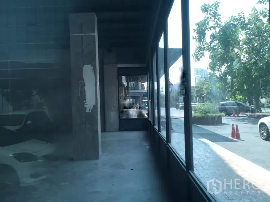 零售空间 出租在Khlong Toei, Bangkok - Phrom Phong临街一层商铺毛坯，整面落地玻璃窗面向街景。