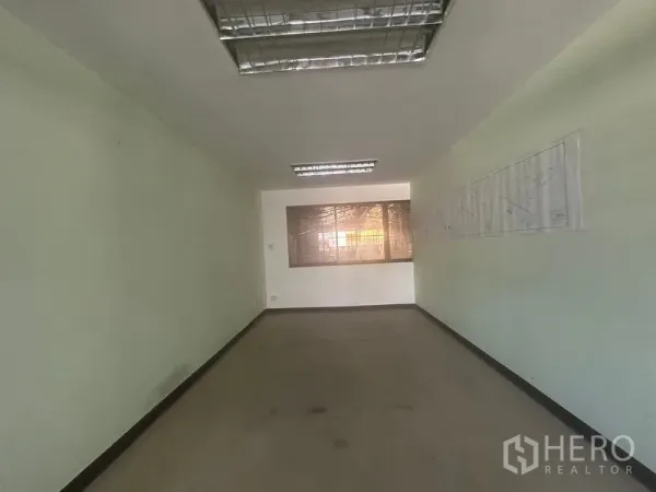 Warehouse for rent in Saphan Sung, Bangkok - Long narrow office or meeting room with window and overhead lights.