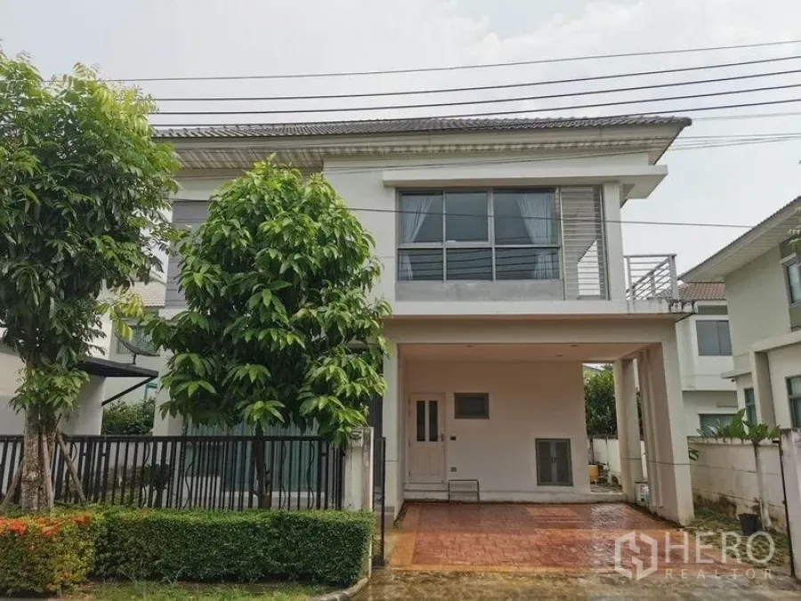 Detached House for rent in Prawet, Bangkok - Modern two-storey detached house exterior with covered carport, fence and small garden.