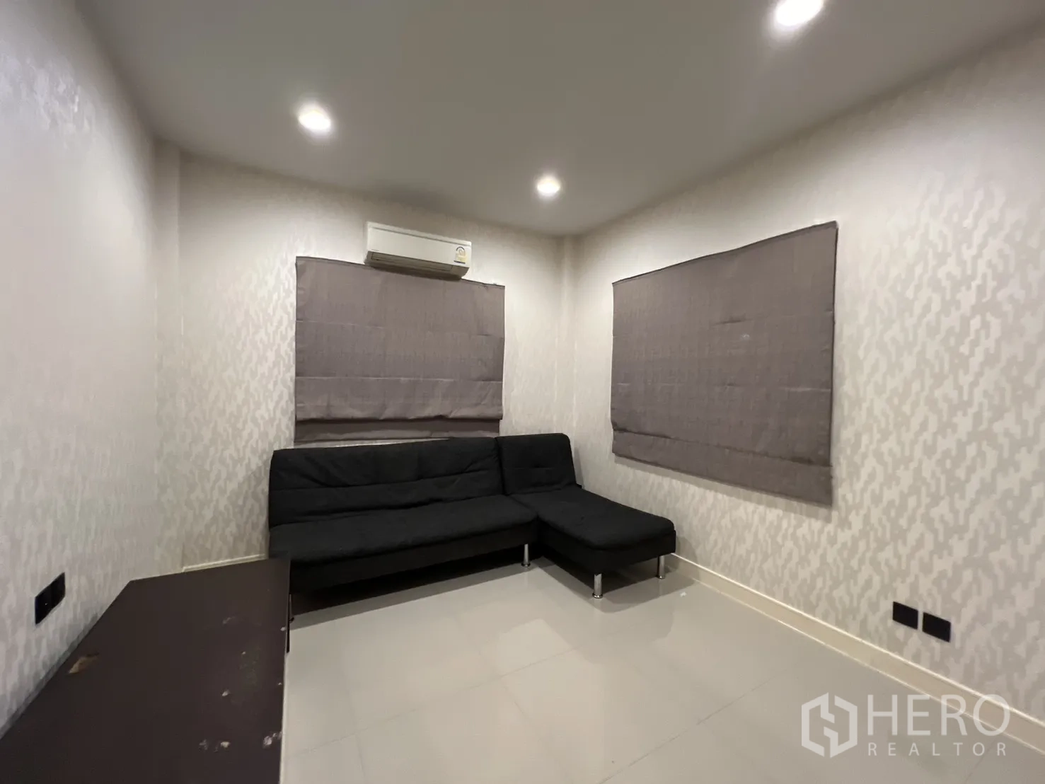 Detached House for rent or sale in Bang Kapi, Bangkok - Staircase with dark wood steps leading to the upper floor.