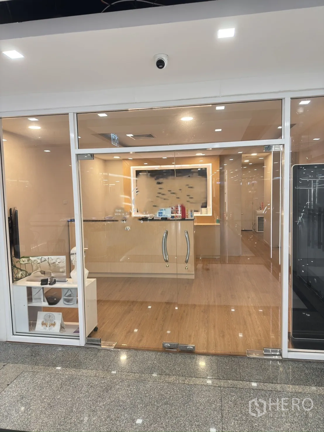 Retail Space for rent in Khlong Toei, Bangkok - Glass-fronted shop entrance with double doors opening to the reception area.