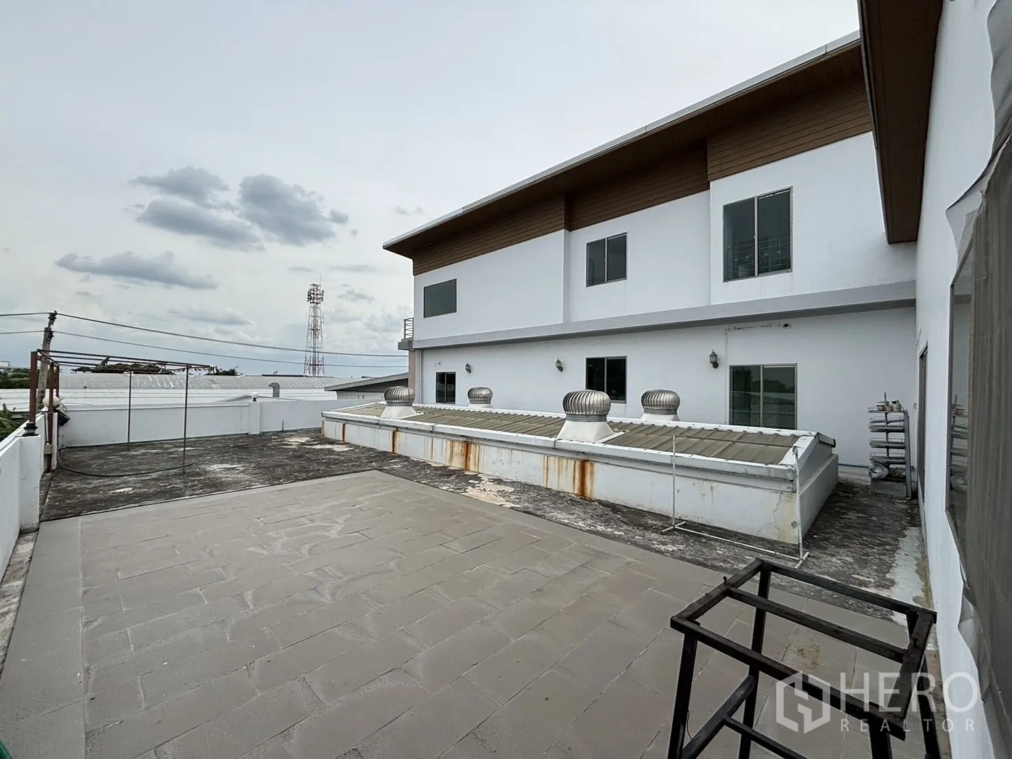 Warehouse for rent or sale in Wang Thonglang, Bangkok - Rooftop terrace and building exterior with roof ventilators.