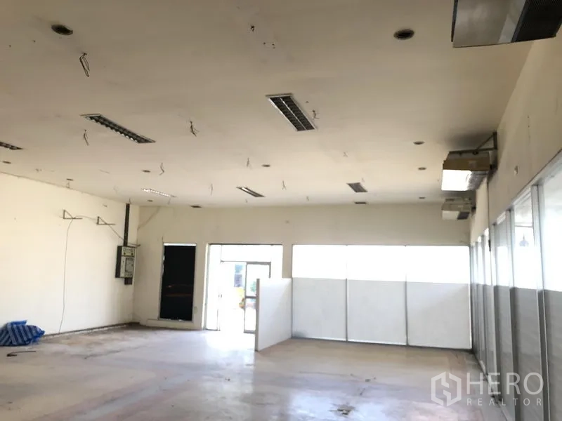 货栈 出租或出售在Lam Luk Ka, Pathum Thani - 开放式展厅或办公室，带空调与整面玻璃墙。