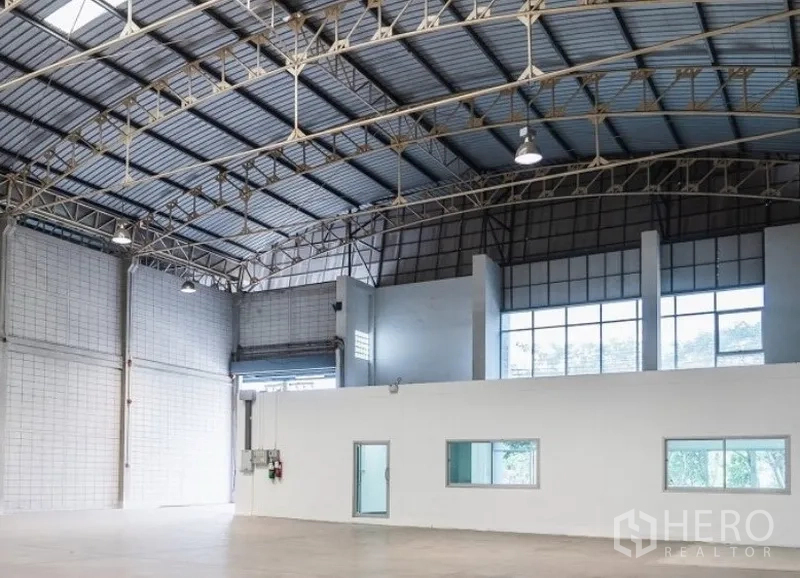 Factory for rent in Mueang Samut Sakhon, Samut Sakhon - High-clearance factory hall with steel truss roof, skylights and an internal office block.