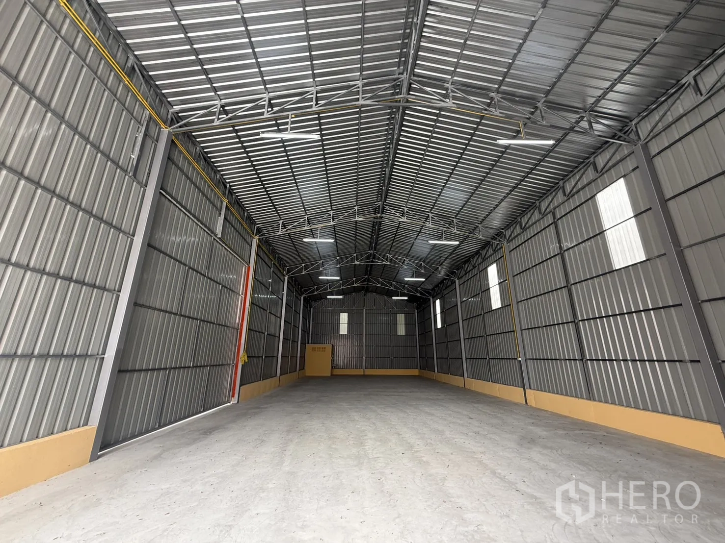 โกดัง for rent in Wang Thonglang, Bangkok - ภายในโกดังเพดานโครงเหล็กสูง ไฟส่องสว่าง LED และพื้นคอนกรีตเรียบ.