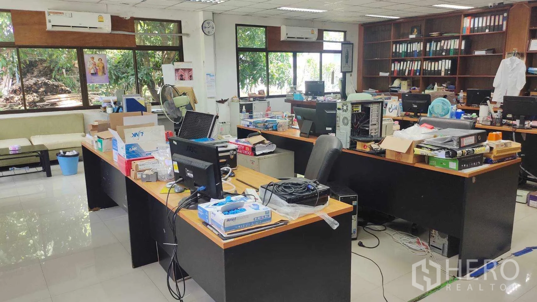 Factory for sale in Nikhom Phatthana, Rayong - Meeting room featuring conference table, chairs and a whiteboard by windows.
