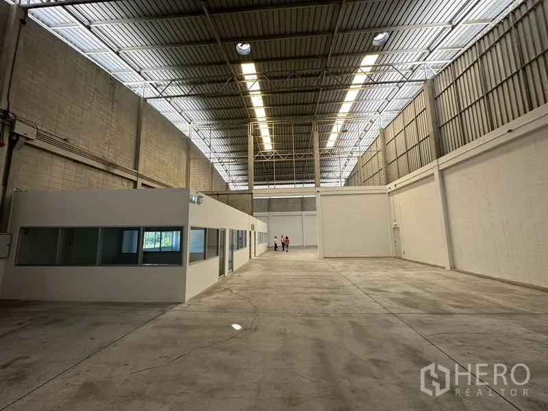 โรงงาน ให้เช่าในBang Phli, Samut Prakan - ทางเดินยาวในโกดังพร้อมสกายไลท์และโครงสร้างออฟฟิศสีขาว