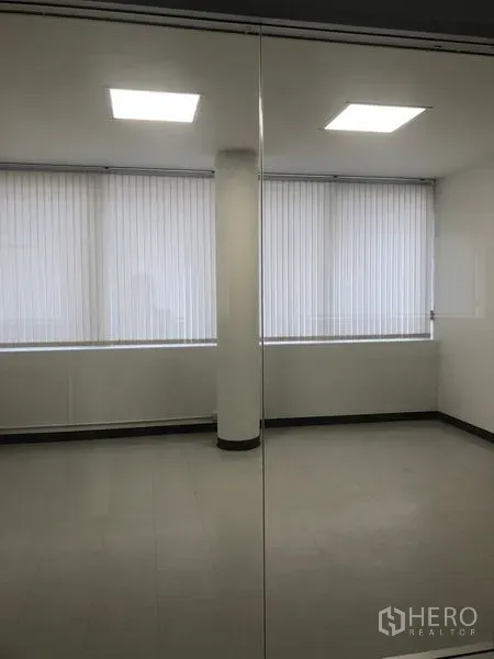 办公空间 出租在Bang Rak, Bangkok - 小型办公室，百叶窗、LED天花灯与镜面玻璃墙。