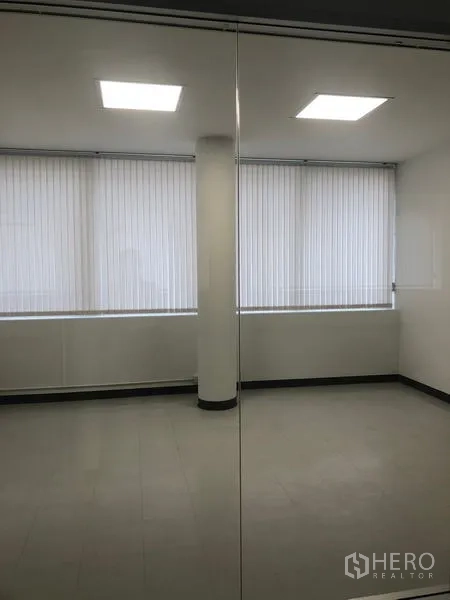 办公空间 出租在Bang Rak, Bangkok - 小型办公室，百叶窗、LED天花灯与镜面玻璃墙。