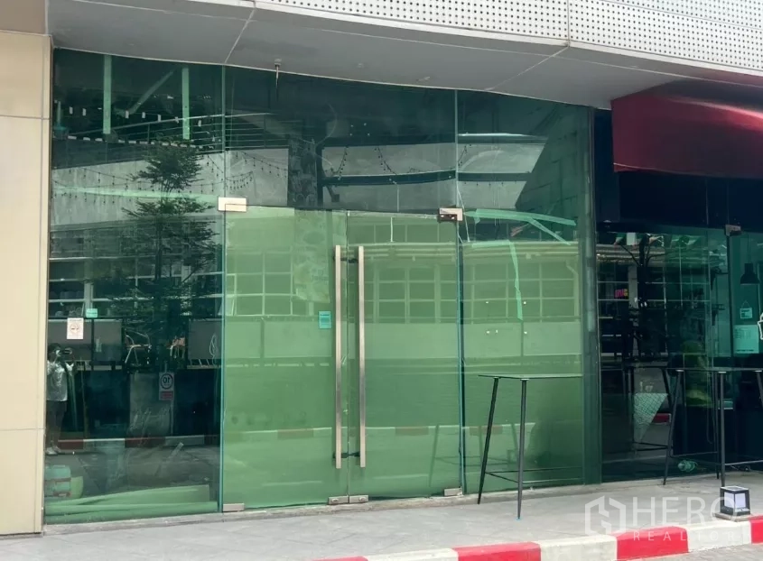 Retail Space for rent - Close-up of double glass doors and full-height facade of the retail shop near BTS Phra Khanong.
