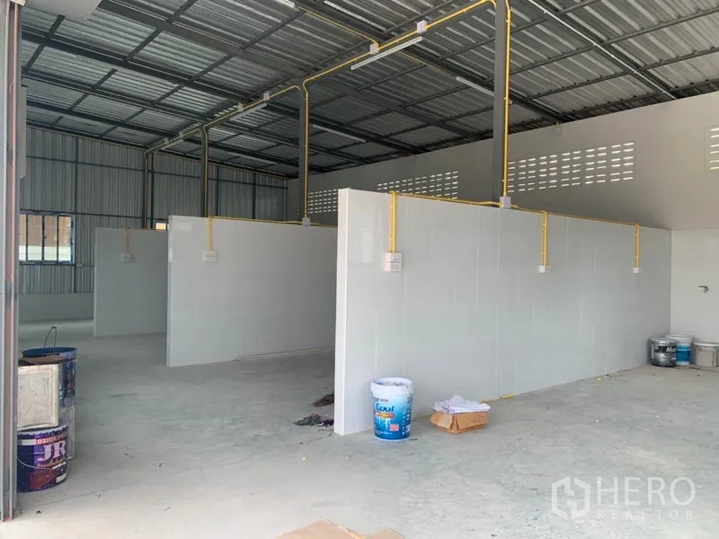 Warehouse for rent or sale in Thanyaburi, Pathum Thani - Spacious warehouse floor with partitioned work areas and overhead lighting.