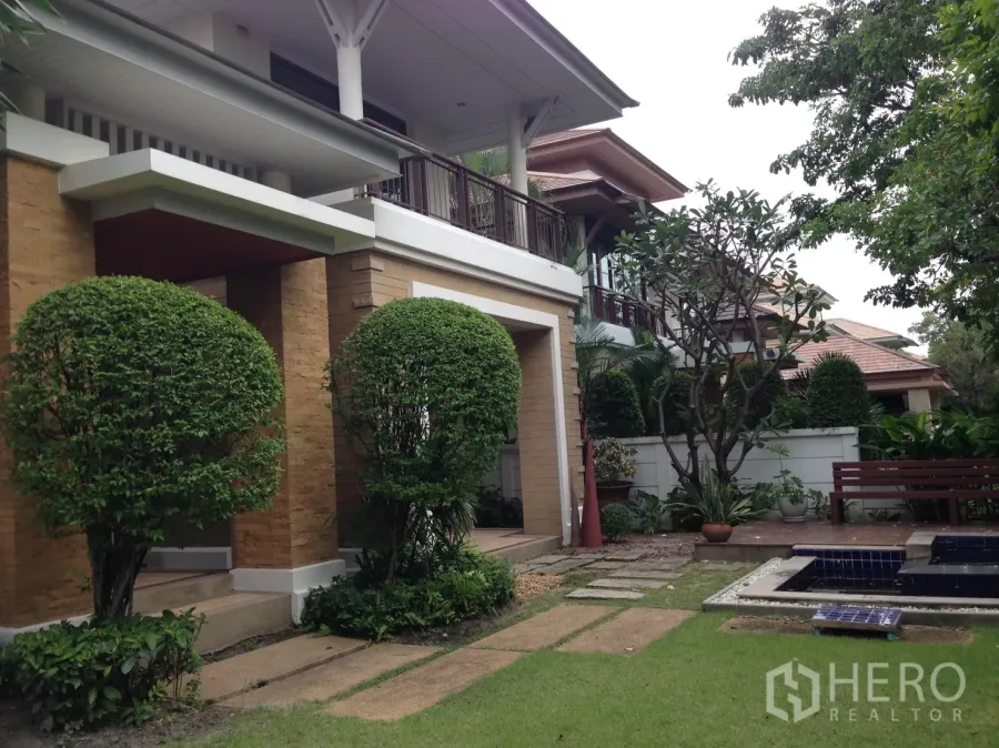 独立式住宅 出租或出售在Suan Luang, Bangkok - 两层独栋别墅外观，修剪整齐的花园和石径
