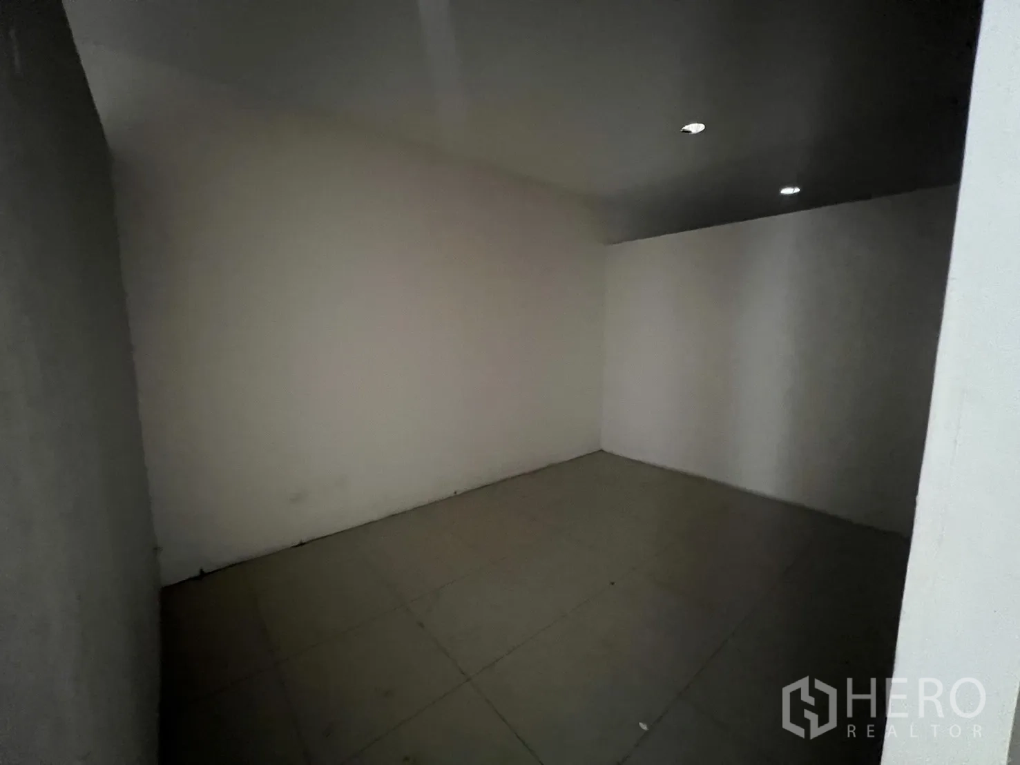 Retail Space for rent in Khlong Toei, Bangkok - Small empty white room with tiled floor and recessed ceiling lights.