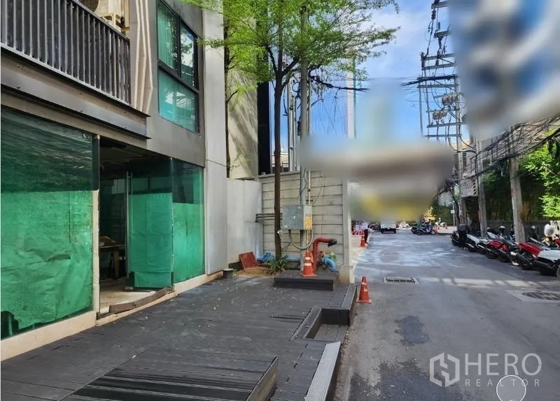 零售空间 出租 - 店前人行道与行道树、公共设施管线，直连街道出入口。