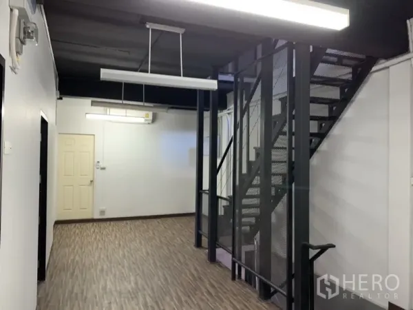 店屋 出租在Watthana, Bangkok - 开放式楼层，金属楼梯、空调与木纹地板。