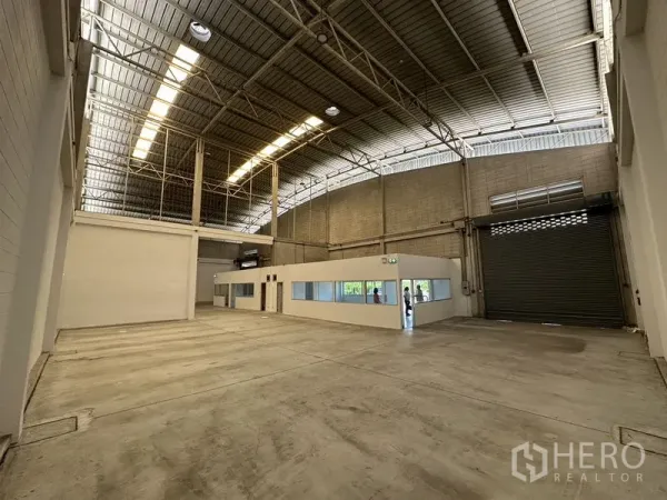 โรงงาน ให้เช่าในBang Phli, Samut Prakan - ฮอลล์ผลิตหลังคาสูง พื้นคอนกรีต มีออฟฟิศกั้นกระจกภายใน
