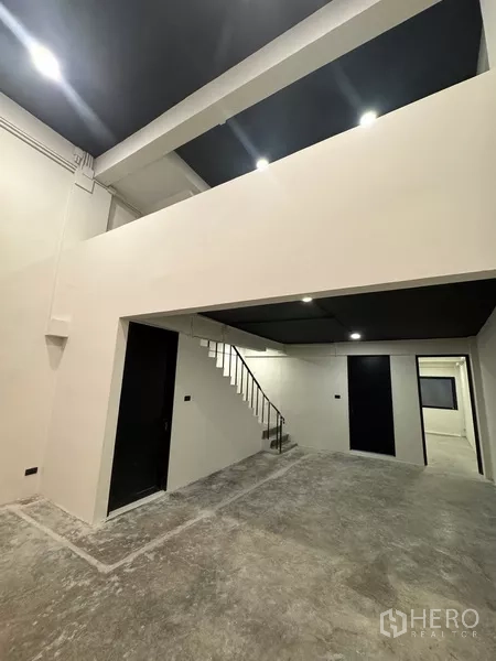 Shophouse for rent - Private back room or storage space with bright lighting and concrete floor.