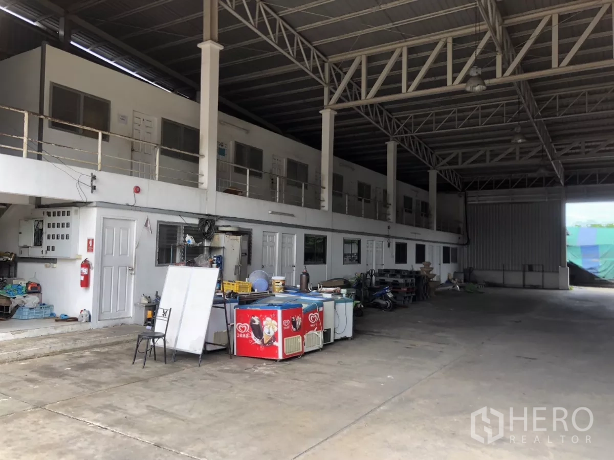 工厂 出租在Mueang Samut Prakan, Samut Prakan - 钢桁架屋顶下的宽阔厂房夹层区