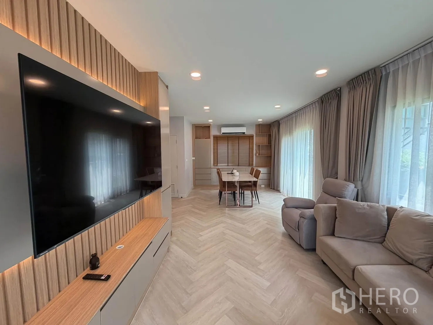 บ้านเดี่ยว for rent in Bang Phli, Samut Prakan - มุมมองกว้างของห้องนั่งเล่นและห้องทานอาหารจากผนังทีวี.