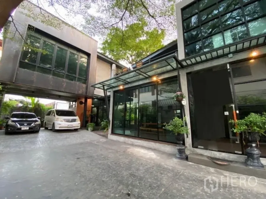 Featured image for For rent Office Space 160 sqm in Khlong Chan, Bang Kapi, Bangkok