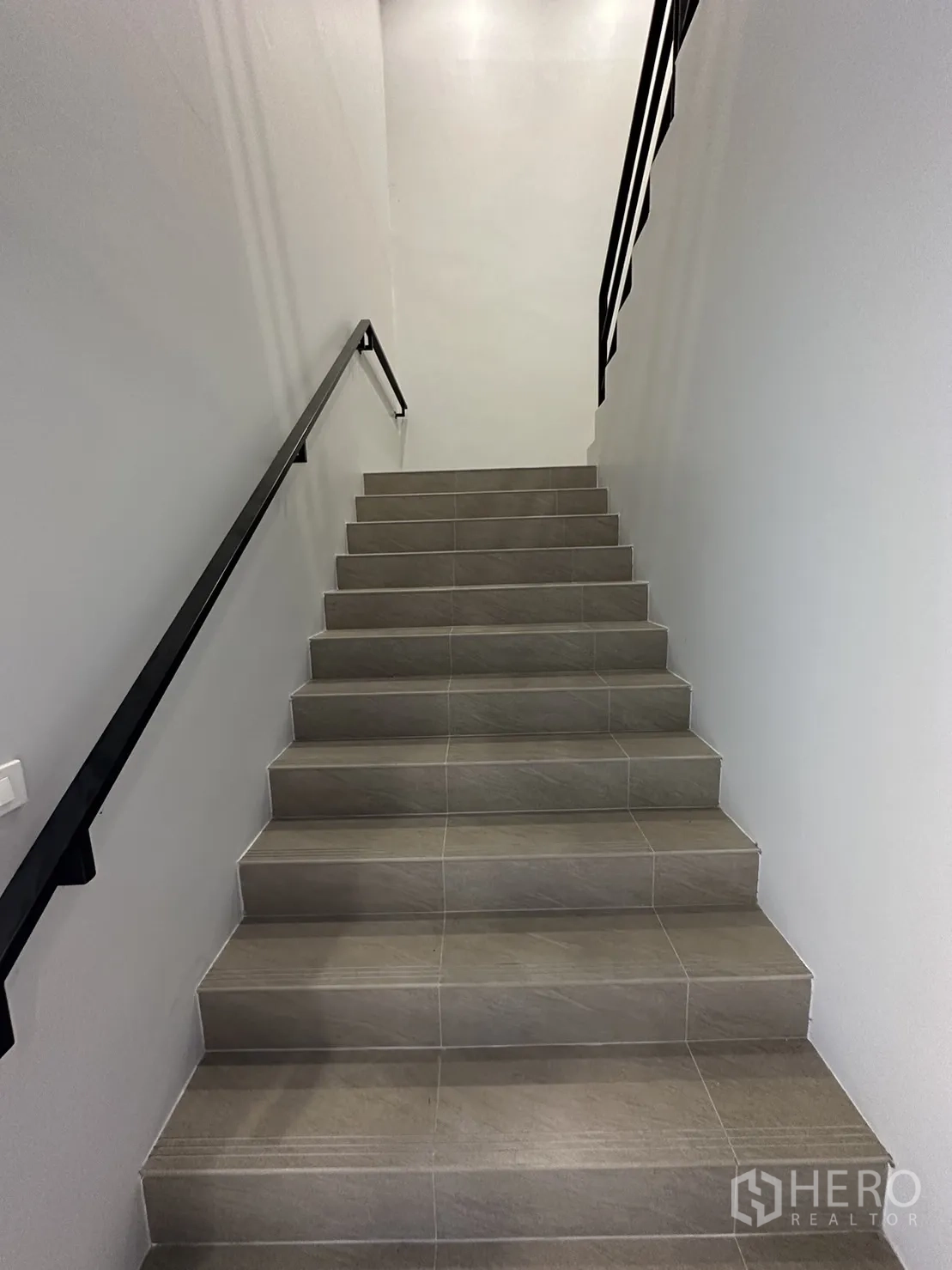 Factory for sale in Lam Luk Ka, Pathum Thani - Tiled staircase with handrail leading to upper offices.