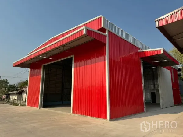 Warehouse for rent in Lam Luk Ka, Pathum Thani - Bright red metal-clad warehouse exterior with wide entrance and loading canopy in Lam Luk Ka.