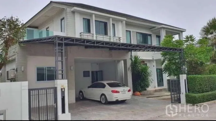 Detached House for rent in Mueang Nonthaburi, Nonthaburi - Front exterior from another angle showing two-storey house with carport and gate.