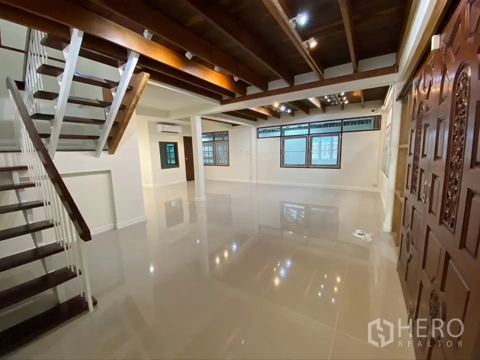 独栋房屋 for rent in Suan Luang, Bangkok - 开放客厅带楼梯与木质双开门。