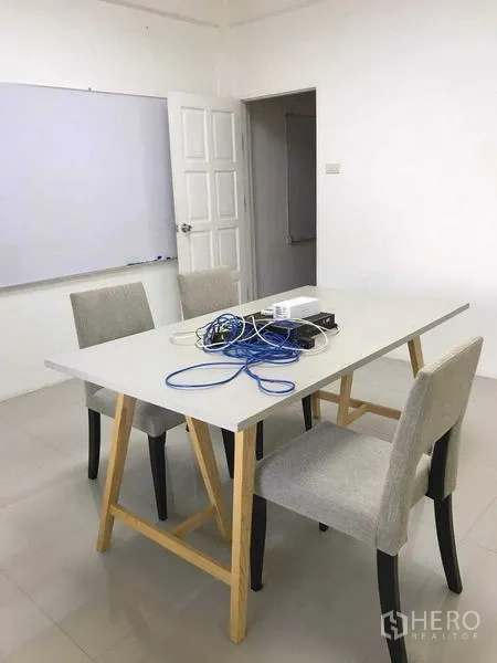 办公空间 出租在Huai Khwang, Bangkok - 小型会议室，白色桌子、三把椅子与墙面白板。