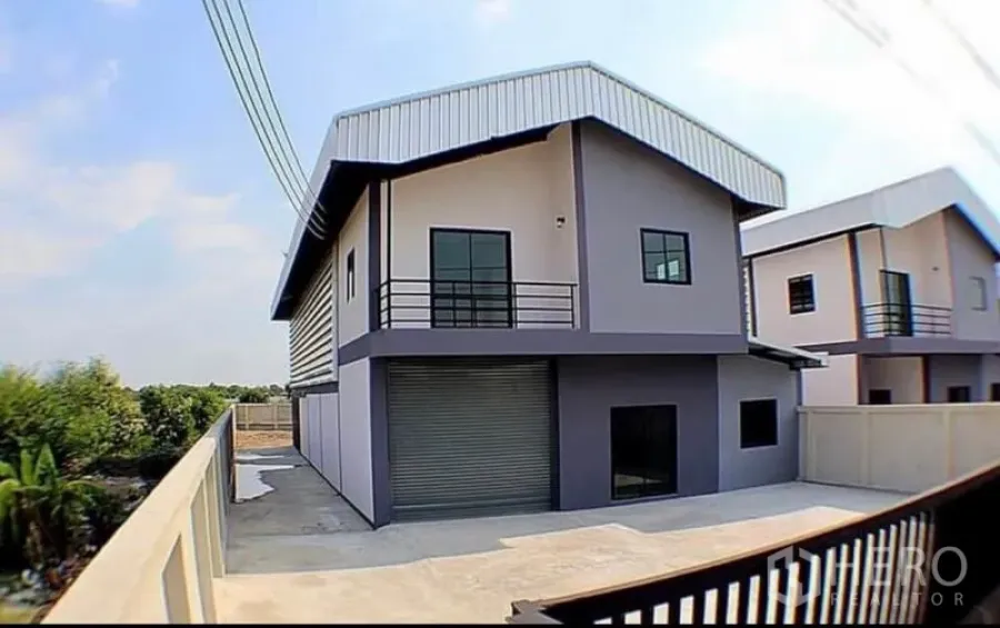 工厂 出租在Lat Lum Kaeo, Pathum Thani - 两层厂房，金属屋顶，卷闸门与阳台，带围墙车道，位于Lat Lum Kaeo。