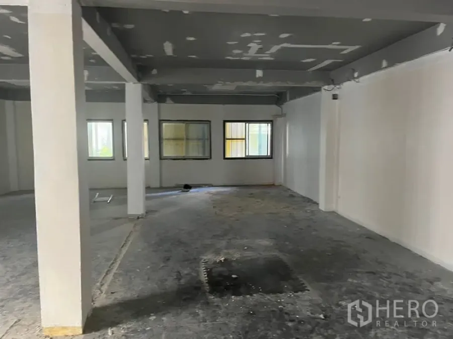 Retail Space for rent in Pathum Wan, Bangkok - Open-plan retail floor with multiple windows, white walls and gray ceiling beams.