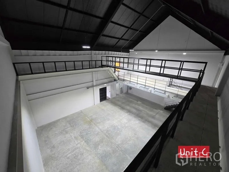 Home Office for rent in Chatuchak, Bangkok - Upper level outlook over a large double-height multipurpose hall with concrete floor.