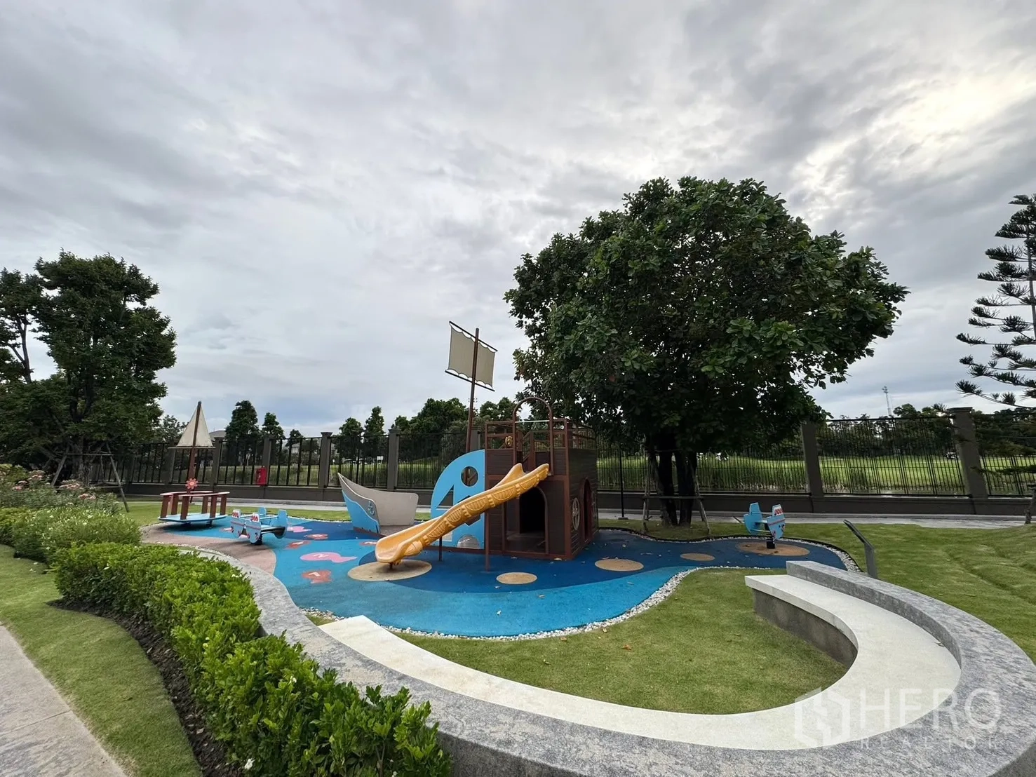 Detached House for sale in Mueang Pathum Thani, Pathum Thani - Community playground beside the golf course with slide and seating.