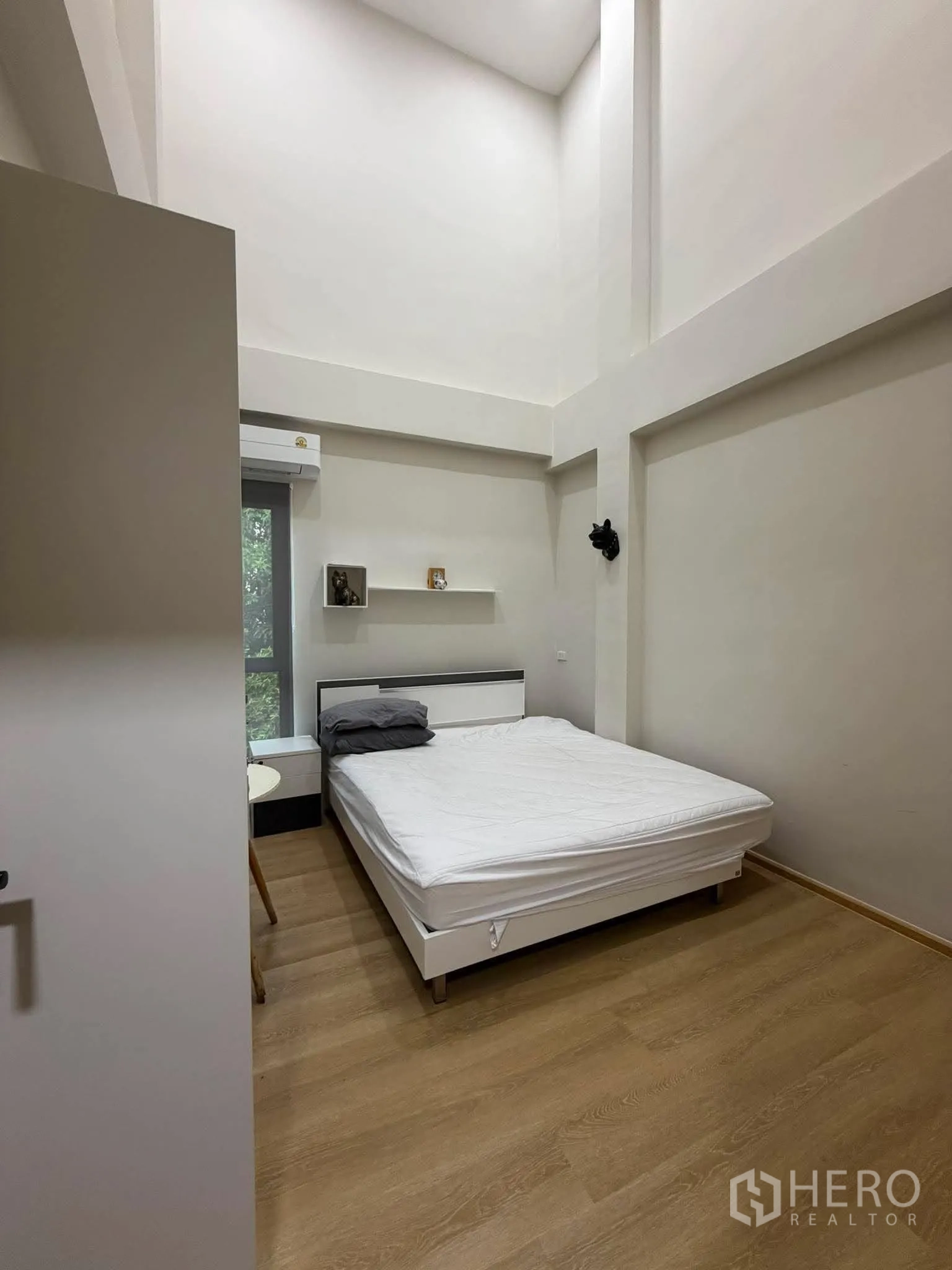 Home Office for rent in Phra Khanong, Bangkok - Another bedroom with tall ceiling, bed, and side table.