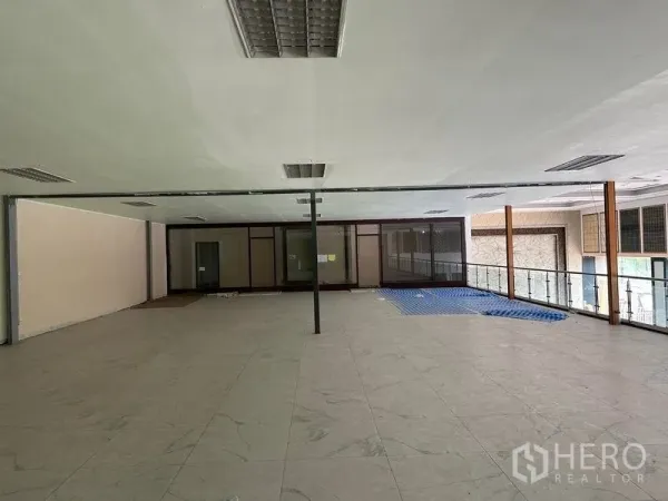 货栈 出租在Lam Luk Ka, Pathum Thani - 二层办公室夹层，玻璃栏杆与大块瓷砖地。