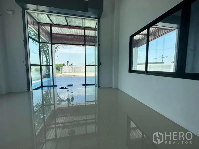 Warehouse for sale in Khlong Luang, Pathum Thani - Glass-fronted office space with large internal window to the warehouse floor.