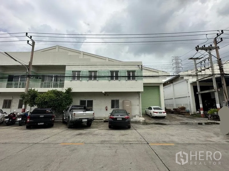 工厂 出租在Khlong Luang, Pathum Thani - 工厂正立面，带阳台、停车位和超大装卸门。