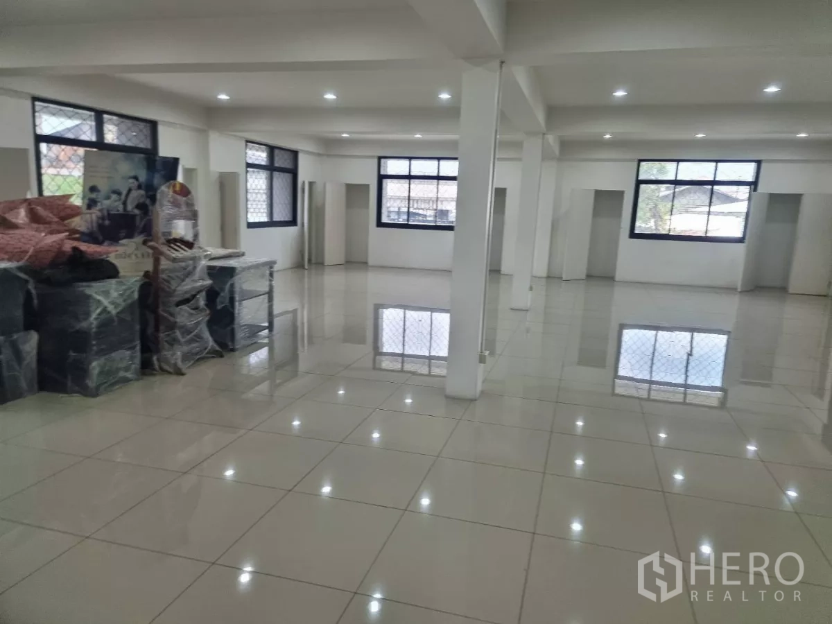 Factory for rent in Mueang Samut Prakan, Samut Prakan - Open office workspace with windows and wrapped furnishings.