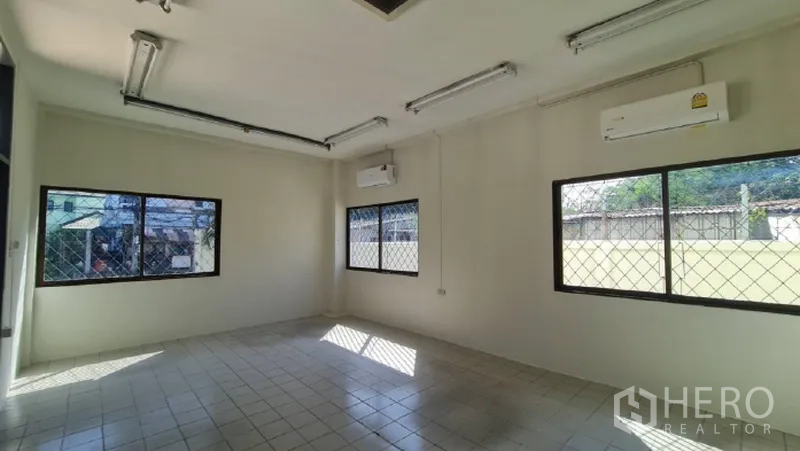 货栈 出租在Khlong Toei, Bangkok - 带空调的办公室，瓷砖地面与防盗窗