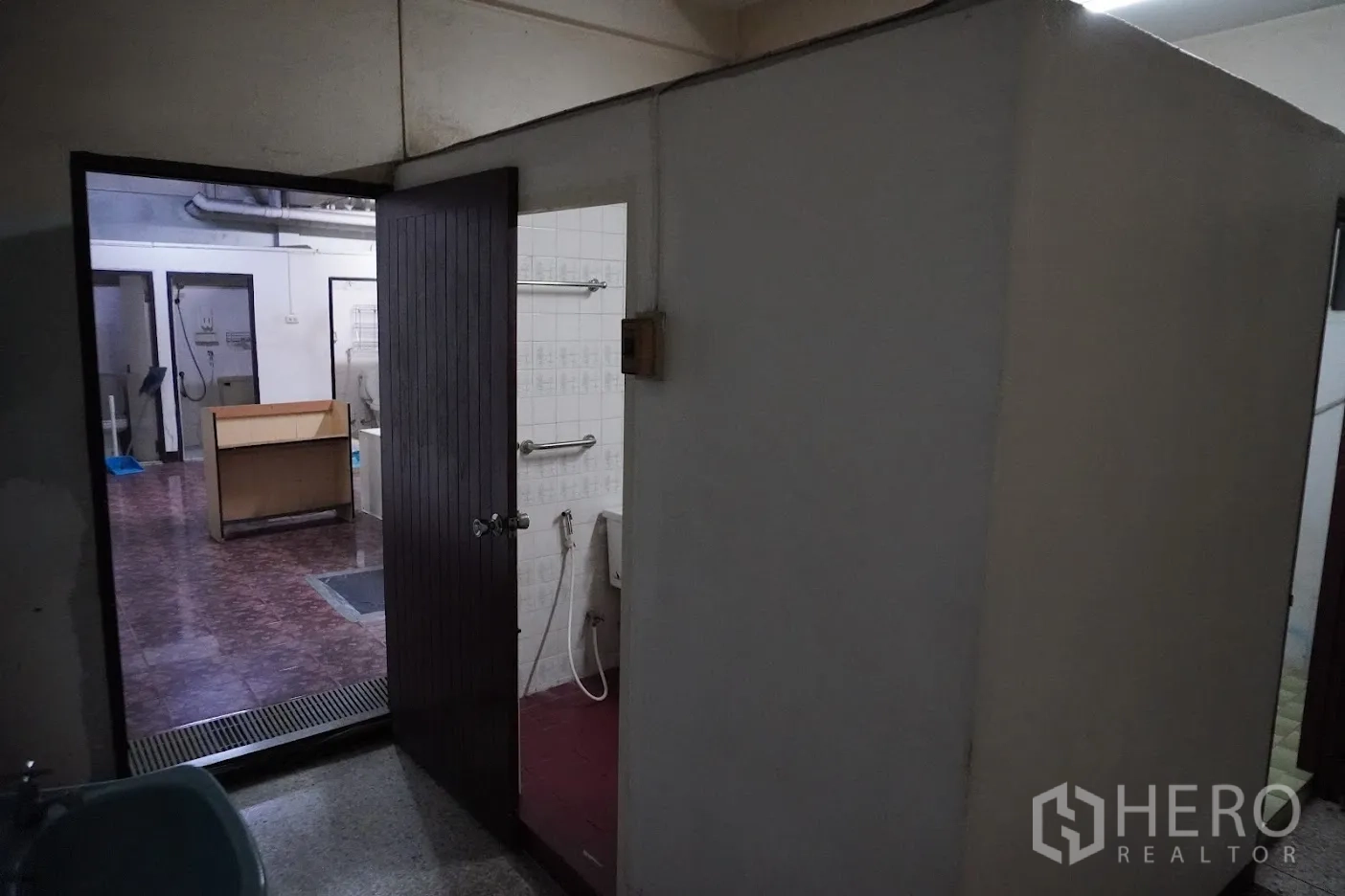 店屋 出租在Watthana, Bangkok - 走廊连接瓷砖浴室与后方杂物区。