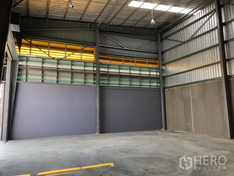 Factory for rent in Khlong Luang, Pathum Thani - High-ceiling warehouse interior with steel frame, louver ventilation and polished concrete floor.